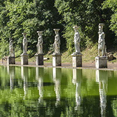 particolare del canopo con statue di cariatidi